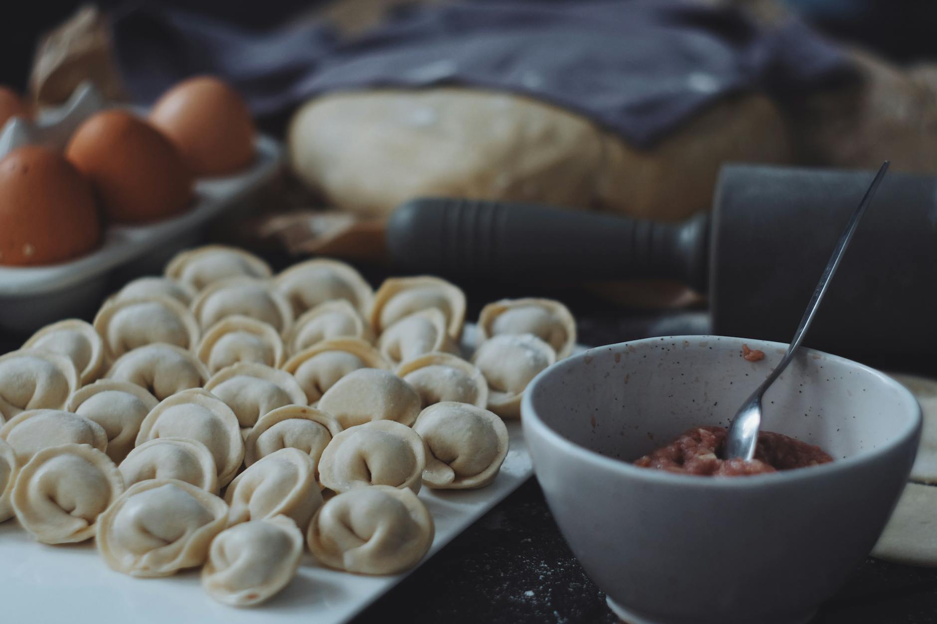 Пельмени ручной лепки крупным планом